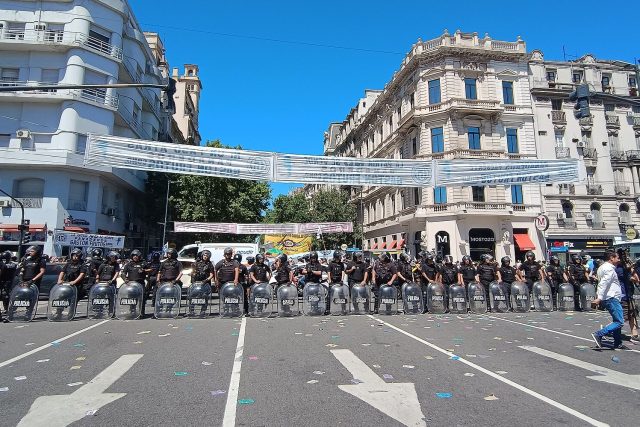 Argentina police clash with anti-government protesters over government spending cuts – JURIST